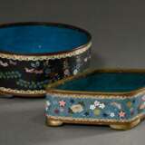 2 Diverse Cloisonné Becken mit zarten Dekorationen: 1x rund "Schmetterlinge und Blumen an Wasserlauf" (H. 8,8cm, Ø 21,5cm) und 1x rautenförmig "Blüten auf türkis Fond" (6,2x22x11,3cm), China, Qing Dyn… - фото 1