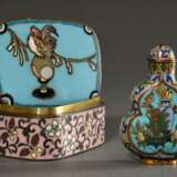 2 Diverse chinesische Cloisonné Objekte mit feinen Dekorationen auf türkis-rosé Fond, späte Qing Daynastie: rechteckige Deckeldose "Hahn und Blütenornament" (3,8x7,6x5,6cm, min. best.) und Snuffbottle in Doppel… - фото 1