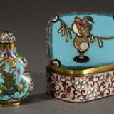 2 Diverse chinesische Cloisonné Objekte mit feinen Dekorationen auf türkis-rosé Fond, späte Qing Daynastie: rechteckige Deckeldose "Hahn und Blütenornament" (3,8x7,6x5,6cm, min. best.) und Snuffbottle in Doppel… - фото 2