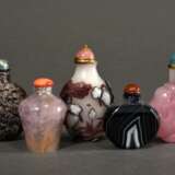 5 Diverse Snuffbottles in verschiedenen Formen und Stein Varietäten sowie Überfangglas, China, 20.Jh.: 1x Amethyst, 1x rosé Glas in Blütenform, 1x Streifenachat, 1x Puddingstein, 1x violettes Überfangglas mit detailreich… - фото 1