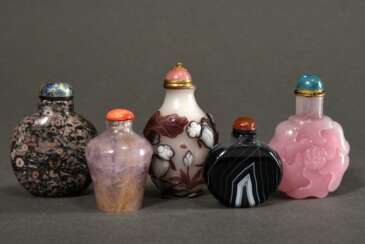 5 Diverse Snuffbottles in verschiedenen Formen und Stein Varietäten sowie Überfangglas, China, 20.Jh.: 1x Amethyst, 1x rosé Glas in Blütenform, 1x Streifenachat, 1x Puddingstein, 1x violettes Überfangglas mit detailreich…