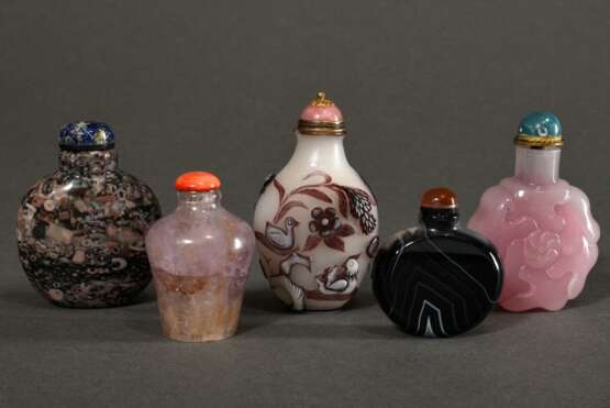 5 Diverse Snuffbottles in verschiedenen Formen und Stein Varietäten sowie Überfangglas, China, 20.Jh.: 1x Amethyst, 1x rosé Glas in Blütenform, 1x Streifenachat, 1x Puddingstein, 1x violettes Überfangglas mit detailreich… - photo 2