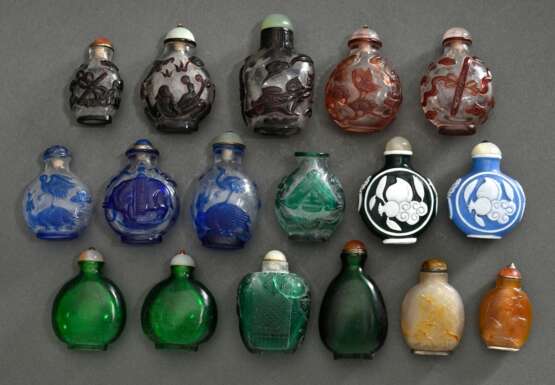 17 Diverse Snuffbottles in Achat und Pekingglas: 3x dunkelrotes, 2x hellrotes, 3x blaues, 1x grünes Überfangglas "Tiere und Glückssymbole", 2x hellblau und dunkelgrün mit weiß überfangen "Pfirsiche",… - photo 1