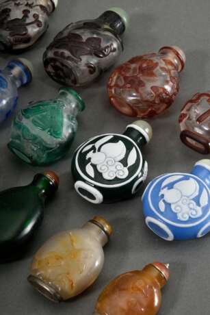 17 Diverse Snuffbottles in Achat und Pekingglas: 3x dunkelrotes, 2x hellrotes, 3x blaues, 1x grünes Überfangglas "Tiere und Glückssymbole", 2x hellblau und dunkelgrün mit weiß überfangen "Pfirsiche",… - Foto 2