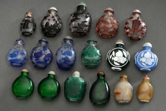 17 Diverse Snuffbottles in Achat und Pekingglas: 3x dunkelrotes, 2x hellrotes, 3x blaues, 1x grünes Überfangglas "Tiere und Glückssymbole", 2x hellblau und dunkelgrün mit weiß überfangen "Pfirsiche",… - фото 4