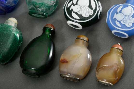 17 Diverse Snuffbottles in Achat und Pekingglas: 3x dunkelrotes, 2x hellrotes, 3x blaues, 1x grünes Überfangglas "Tiere und Glückssymbole", 2x hellblau und dunkelgrün mit weiß überfangen "Pfirsiche",… - photo 7