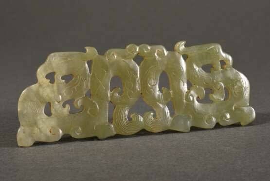 Durchbrochen geschnittenes Ornament in seladongrüner Jade "Zwei Greifen" in archaischem Stil, China, 4,5x12,5cm - Foto 1