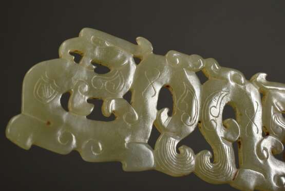 Durchbrochen geschnittenes Ornament in seladongrüner Jade "Zwei Greifen" in archaischem Stil, China, 4,5x12,5cm - Foto 5