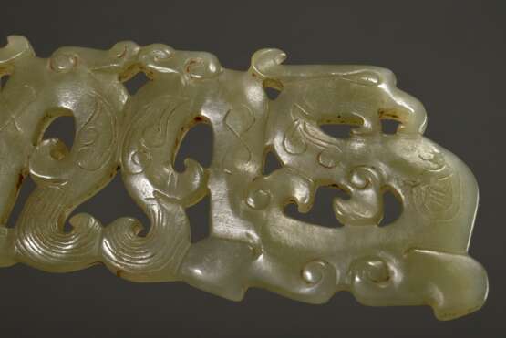 Durchbrochen geschnittenes Ornament in seladongrüner Jade "Zwei Greifen" in archaischem Stil, China, 4,5x12,5cm - Foto 6