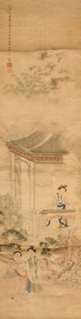 Chinesisches Rollbild mit feiner Malerei "Palastszene: Lustwandelnde und musizierende Damen", Aquarell mit Gold auf Papier, auf seladonfarbene Brokatseide aufgezogen, oben links bez. Hau Bing 化丙, sign., Zhou Qi… - Foto 2