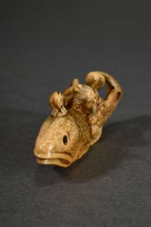 Elfenbein Netsuke "Sennin Kinko auf gigantischem Karpfen" (bringt den Sennin zum Drachenkönig der See), sign., Tomotada (?), Japan, Ende 19.Jh. Meiji Periode, Genehmigung nach Art. 10d VO (EG 338/97) liegt vor … - фото 3