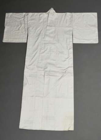 Weißer Kimono mit geometrischem schwarzem Webmuster, Seide, Japan 20.Jh., 身丈 mitake L. 150cm - photo 1