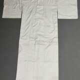 Weißer Kimono mit geometrischem schwarzem Webmuster, Seide, Japan 20.Jh., 身丈 mitake L. 150cm - photo 1