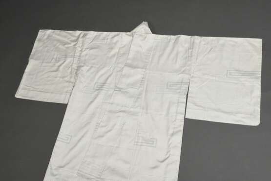 Weißer Kimono mit geometrischem schwarzem Webmuster, Seide, Japan 20.Jh., 身丈 mitake L. 150cm - Foto 2