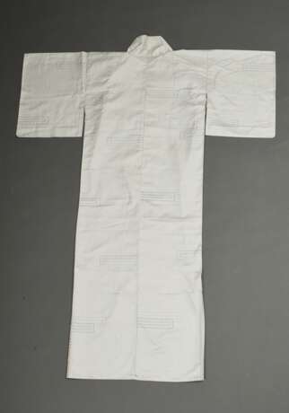 Weißer Kimono mit geometrischem schwarzem Webmuster, Seide, Japan 20.Jh., 身丈 mitake L. 150cm - photo 3