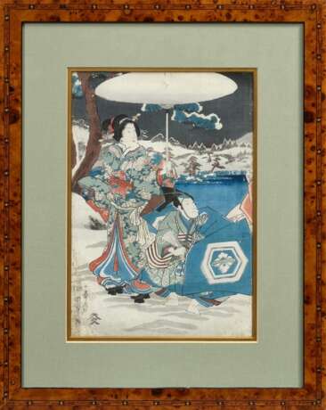 Utagawa Kunisada (1823-1880) „Geisha mit Adligem im Schnee“, Farbholzschnitt, sign. Ichijusai Kunisada ga, Verleger Yamamoto-ya Heikochi, 35x23,8cm (m.R. 54x43cm), Altersspuren - photo 2