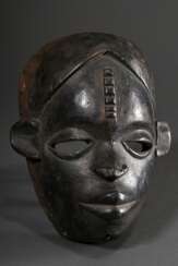 Ibibio Maske, Typ Idiok Ekpo, Nigeria vor 1950, Holz, schwarzes Pigment, matte Patina, krustige Ablagerungen, Tragespuren, H. 22cm, Bruchstelle, Provenienz: erworben 1959 in situ, Lore Kegel, Boris Kegel-Konietzko, Kegel…