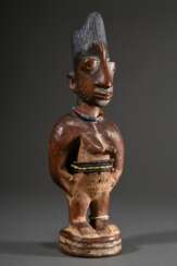 Ibeji Zwillingsfigur der Yoruba, Oyo City Nigeria, Holz, Ton, Glasperlen, Muschel, Baumwollfaden, Eisen, Wäscheblau, H. 29cm, Provenienz: erworben 1958 auf Igbuke Workshop, Lore Kegel, Boris Kegel-Konietzko, Kegel-Koniet…