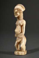 Elfenbein Songye &quot;Nkisi&quot; Figur, Zentral Afrika / Kongo (DRC), wohl Ende 19.Jh., H. 12cm, Alters- und Gebrauchsspuren, matte Patina mit Verfärbungen, Provenienz: erworben 1948 von Jacques Aalderink, Hamburg (alt…