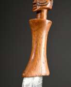 Übersicht. Messer der Luba oder Zela, Kongo (DRC), anthropomorph und zeremoniell verwendet, frühes 20.Jh. oder älter, Holz, Metall, H. 40,4cm, berieben mit partieller Patina, Alters- und Gebrauchsspuren, Provenienz: wohl Julius Kon…