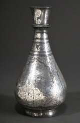 Indopersische Bidri Vase mit tropfenförmigem Korpus und floraler Silber Einlegearbeit in vier Kartuschen unter mehreren Reihen von Blattfriesen, 19.Jh., H. 21,4cm, Alters- und Gebrauchsspuren