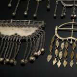 4 Diverse Tekke Turkmenen Knabenamulette oder Talismane "Ok Yay", Jagdschmuck: 3x schlicht in Pfeil und Bogen Form mit Plättchen und Schellenbehang, 1x mit Kette und 1x mit feiner durchbrochener mit zentralem K… - photo 7