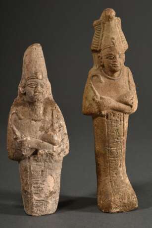 2 Diverse Ushebti Fragmente, gemodelter hellbrauner Scherben im Dreiviertelrelief mit Hieroglyphen, Ägypten, Spätzeit um 550 v. Chr., L. 18/15,5cm, rest./best., Provenienz: Sammlung Gerhard Schack (1929-2007), Hamburg - photo 1