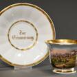 Biedermeier Ansichtstasse/UT &amp;quot;Stadtansicht Gotha&amp;quot;, Porzellan polychrom und goldstaffiert, Mitte 19. Jh., H. 7cm, berieben - Prix ​​des enchères