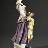 Meissen Figur "Pierette" in Rokokokleid mit Spielkarten auf Schürze, Porzellan polychrom und goldstaffiert, Entw.: Peter Reinecke und Johann Joachim Kändler 1764, Pfeifferzeit, Modelnr.: 3029, Bossiernr.: 143, … - фото 2