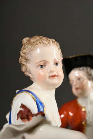 Meissen Gruppe "Tanzende Kinder" auf Rocaille Plinthe, Porzellan polychrom und gold staffiert, Entw.: Johann Joachim Kaendler 1760, Modell Nr. 2728, Knaufschwerter, Ende 19.Jh., H. 15,5cm, Ø 16cm, sehr guter Zu… - Foto 9