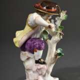 Meissen Figur "Gärtnerkind am Stamm arbeitend", Entw.: Michel Victor Acier um 1780, Porzellan polychrom staffiert, Modellnr.: G4, Bossiernr.: 128, Malernr.: 17, PN 426N, Mitte 20.Jh., H. 9,5cm, Blätter best. - фото 1