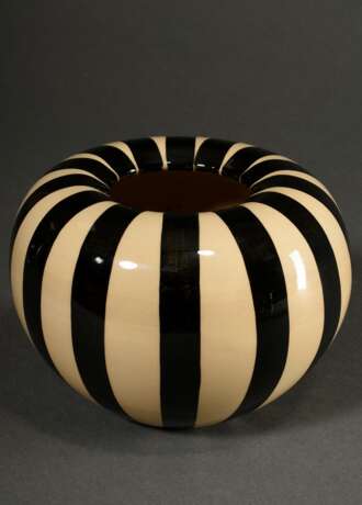 Bollhagen, Hedwig (1907-2001) "Vase 369" mit Dekor 28, am Boden Stempel Signatur und "HB 28" in Schwarz, H. 13,5cm, Ø 19cm, partiell verfärbt - photo 1