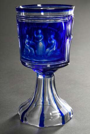 Biedermeier Pokalglas mit blauem Überfang und optischem Schliff sowie figürlicher Szene "Drei Parzen" unter Spruchband in Frakturschrift "Spinnet bedachtsam denn es gilt meinem besten Freunde", Böhmen… - фото 1