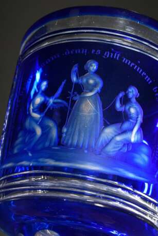 Biedermeier Pokalglas mit blauem Überfang und optischem Schliff sowie figürlicher Szene "Drei Parzen" unter Spruchband in Frakturschrift "Spinnet bedachtsam denn es gilt meinem besten Freunde", Böhmen… - photo 3