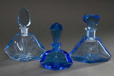 3 Diverse blaue Glas Karaffen mit dreieckig geschliffenem Korpus und Stöpsel, H. 17,5-21,5cm