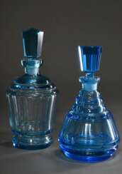 2 Diverse blaue Glas Karaffen mit eckig geschliffenem Korpus und Stöpsel, H. 20/23cm