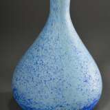 Jugendstil Vase, Glas mit blauen Pulveraufschmelzungen, kugelförmiger Korpus mit langem Hals, um 1920, H. 56,5cm - photo 2