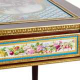 Une magnifique table de dame &agrave; decor de bronze dore et panneaux de porcelaine dans le go&ucirc;t d`Adam Weisweiler. France. XIXe si&egrave;cle Porcelain Hand Painted Gilding Napoleon III 19th century - photo 9