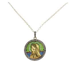 Un elegant pendentif en or sur cha&icirc;ne avec la Vierge Marie sur vitrail emaille, dans un coffret ancien. 