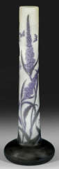 Sehr große Jugendstil-Stangenvase mit Ehrenpreis- und