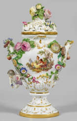 Meissen Potpourrivase mit Blumen- und Watteaudekor