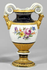 Schlangenhenkelvase mit Blumendekor und kobaltblauem Fond