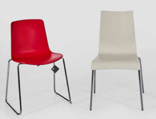 "Lottus Chair" von Enea Design und ein Stapelstuhl