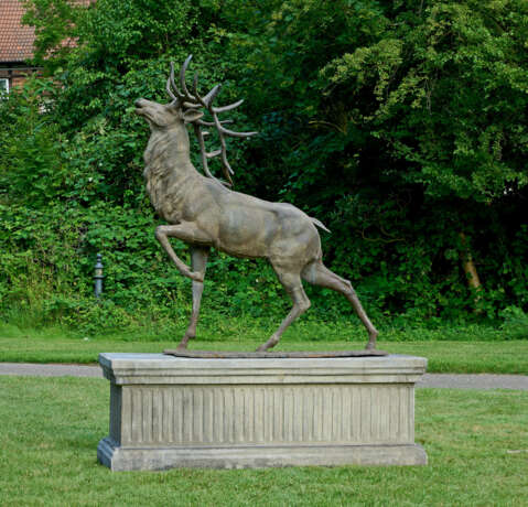 Monumentale Parkskulptur eines Rothirschen - photo 1