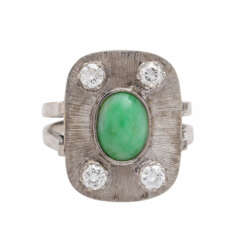 Ring mit Jadeitcabochon und 4 Brillanten