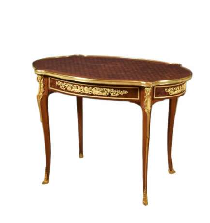 Table basse ovale de style Louis XVI mod&egrave;le Adam Weisweiler. France 19&egrave;me si&egrave;cle Mahogany and Gilded bronze mercury 19th century - Foto 3