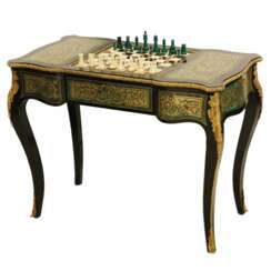  Table de jeu d`&eacute;checs de style Boulle compl&eacute;t&eacute;e de pi&egrave;ces en os. France. 19&egrave;me si&egrave;cle. 