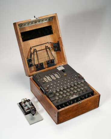 A FOUR-ROTOR ENIGMA CIPHER MACHINE - Foto 2