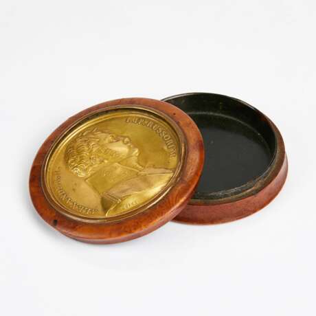 Snuff Box with Alexander I portrait Gold plated brass Empire 19th century - photo 2