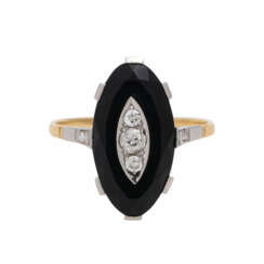 Ring mit 1 oval fac. Onyx, bes. mit 3 Altschliffdiamanten, zusammen ca. 0,2 ct,